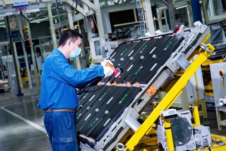 与之对应的,奥特能超级工厂也在全球率先采用无线通信技术检测电池
